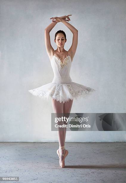 ballerina posing in tutu on points - bailarín fotografías e imágenes de stock