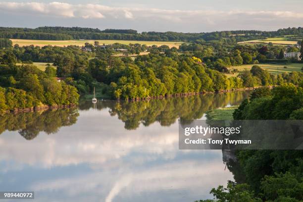 reflective waters of the river avon - avon river photos et images de collection