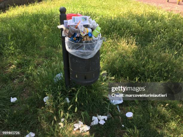 keeping filling a full litter bin - marcoventuriniautieri stock pictures, royalty-free photos & images