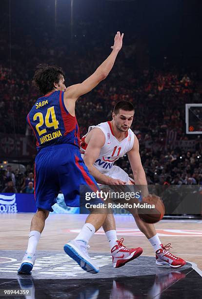 Linas Kleiza, #11 of Olympiacos Piraeus in action during the Euroleague Basketball Final Four Final Game between Regal FC Barcelona vs Olympiacos at...