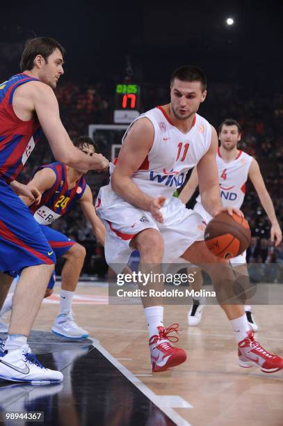 Linas Kleiza, #11 of Olympiacos Piraeus in action during the Euroleague Basketball Final Four Final Game between Regal FC Barcelona vs Olympiacos at...