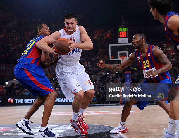 Linas Kleiza, #11 of Olympiacos Piraeus in action during the Euroleague Basketball Final Four Final Game between Regal FC Barcelona vs Olympiacos at...