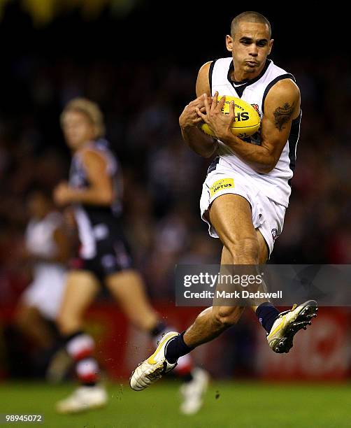 Jeff Garlett of the Blues marks on a lead during the round seven AFL match between the St Kilda Saints and the Carlton Blues at Etihad Stadium on May...