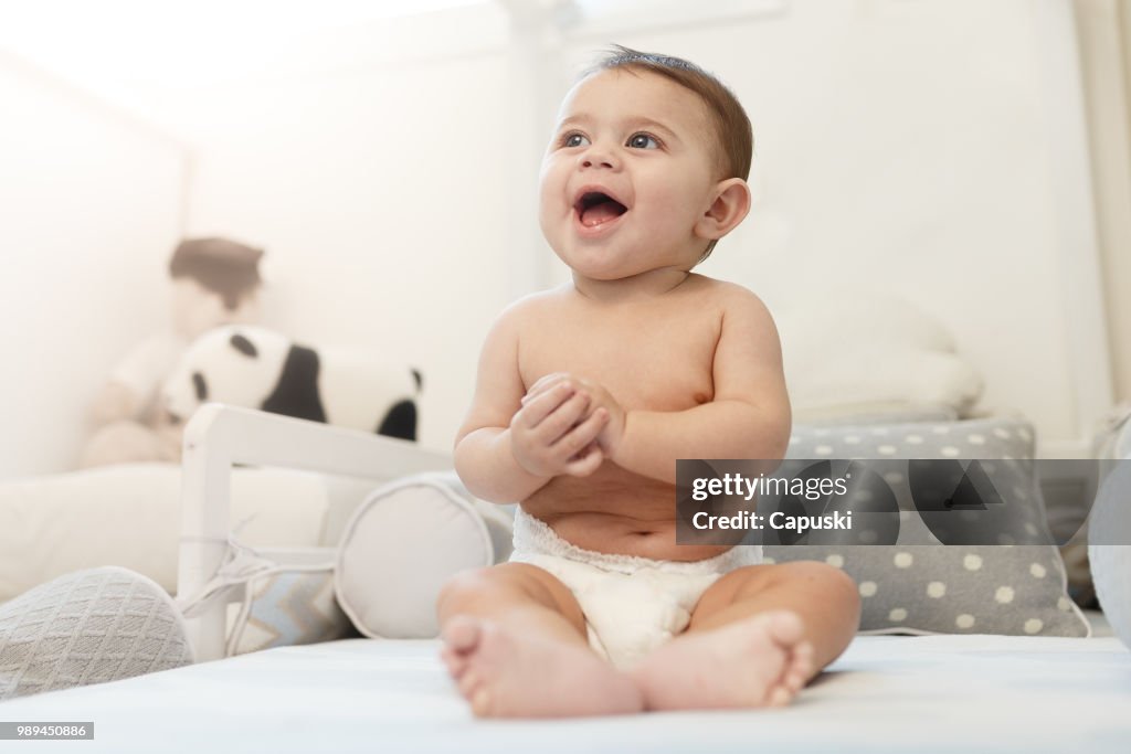 Niedliche Baby mit Windeln