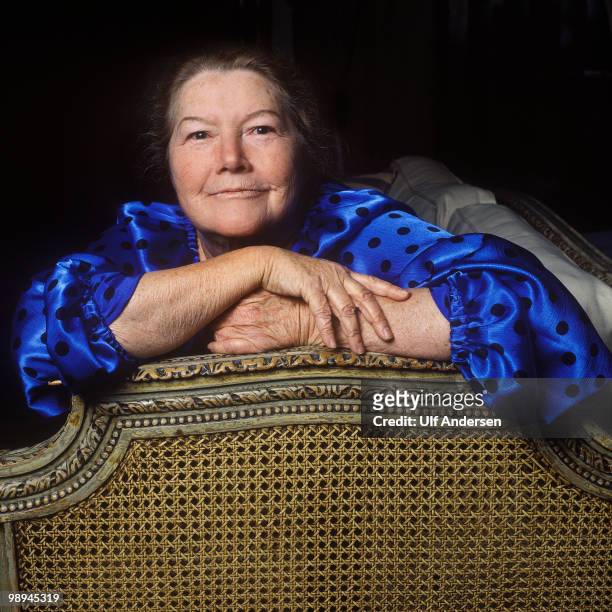 Australian writer Colleen McCullough poses in a hotel room to promote her book on April 20, 1997 in Paris,France.