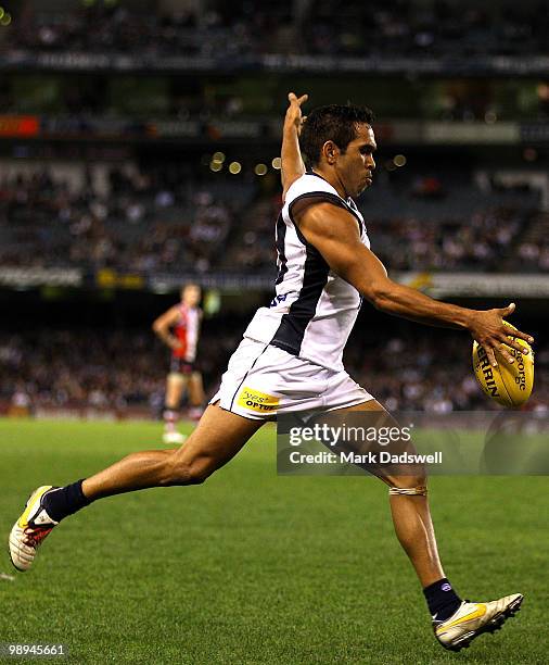 Eddie Betts of the Blues kicks for goal during the round seven AFL match between the St Kilda Saints and the Carlton Blues at Etihad Stadium on May...