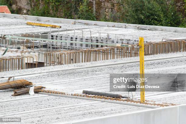 construction of a garage in a building - ferro metal fotografías e imágenes de stock