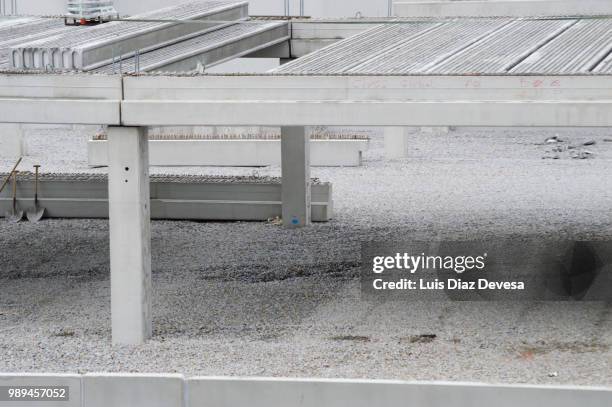 construction of a garage in a building - ferro metal fotografías e imágenes de stock