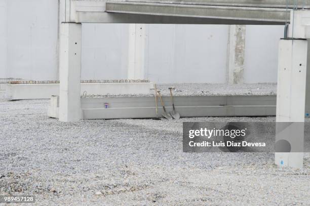 construction of a garage in a building - ferro metal fotografías e imágenes de stock