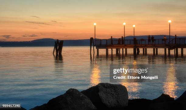 l'orizzonte e il pontile - orizzonte stock-fotos und bilder