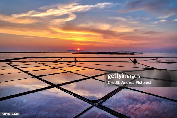 marsala salt ponds natural reserve, sicily, italy - marsala sicily fotografías e imágenes de stock