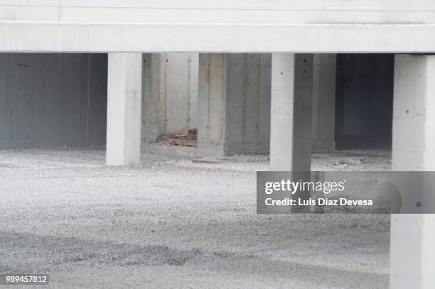 construction of a garage in a building - ferro metal fotografías e imágenes de stock