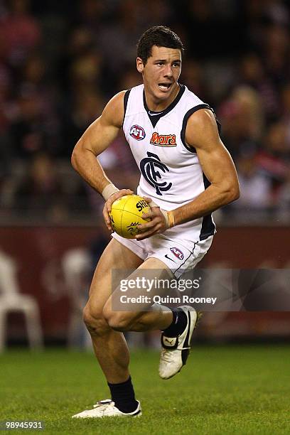 Simon White of the Blues looks to pass the ball during the round seven AFL match between the St Kilda Saints and the Carlton Blues at Etihad Stadium...