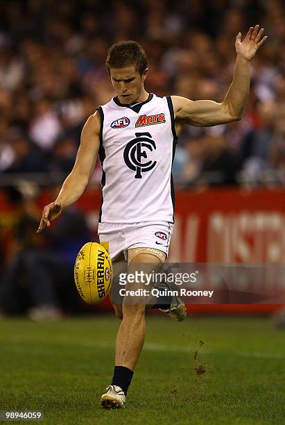 Marc Murphy of the Blues kicks during the round seven AFL match between the St Kilda Saints and the Carlton Blues at Etihad Stadium on May 10, 2010...
