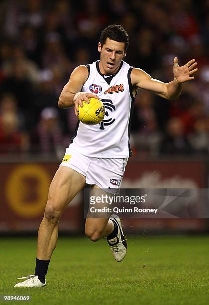 Simon White of the Blues kicks during the round seven AFL match between the St Kilda Saints and the Carlton Blues at Etihad Stadium on May 10, 2010...