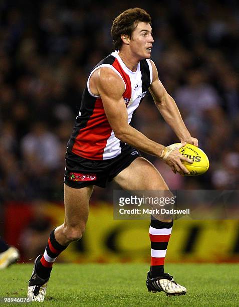 Lenny Hayes of the Saints looks for a teammate during the round seven AFL match between the St Kilda Saints and the Carlton Blues at Etihad Stadium...