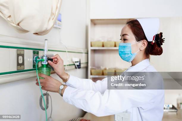 delivery of oxygen in the hospital - oxygen cylinder stock pictures, royalty-free photos & images