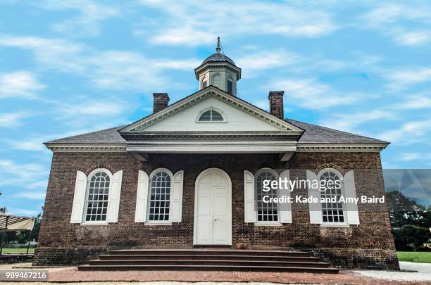 colonial williamsburg courthouse - colonial williamsburg stock pictures, royalty-free photos & images