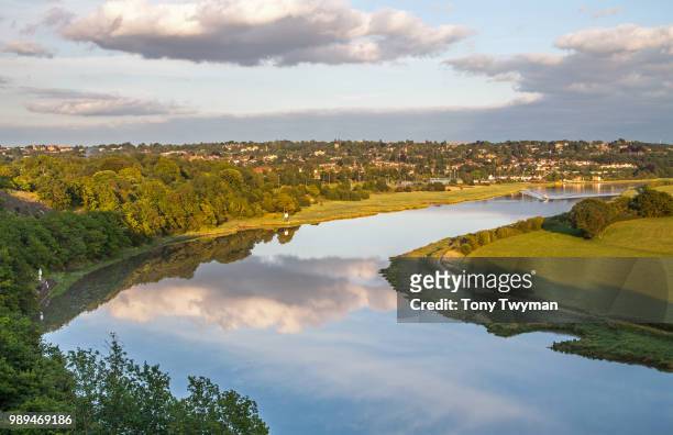 reflective waters of the river avon - avon river stockfoto's en -beelden