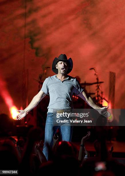 Country singer Tim McGraw performs at Cruzan Amphitheatre on May 8, 2010 in West Palm Beach, Florida.