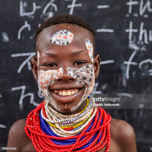 非洲小女孩在學英語, 卡羅部落 - karo 個照片及圖片檔