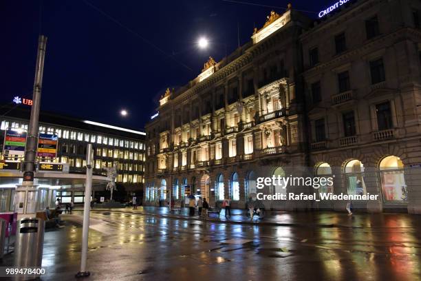 paradeplatz de zúrich por la noche - paradeplatz fotografías e imágenes de stock