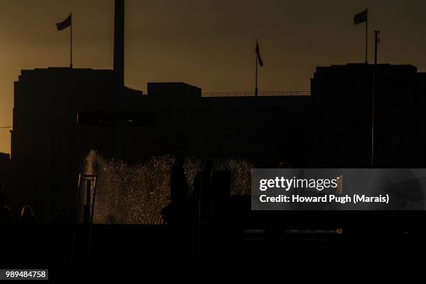 water fountain sunset - wanderweg skyline trail stock-fotos und bilder