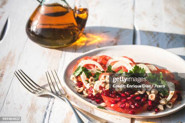 heirloom raf tomato salad, with walnut oil - rohkosternährung stock-fotos und bilder