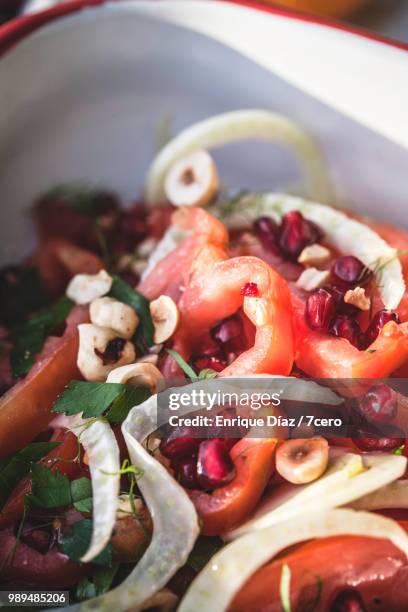 heirloom raf tomato salad close up 1 - dieta de alimentos crus imagens e fotografias de stock