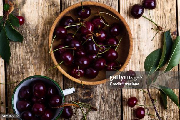 fresh sweet cherry and branch of sour cherry - cerise sure photos et images de collection