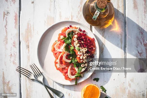 heirloom raf tomato salad with walnut oil 2 - rohkosternährung stock-fotos und bilder