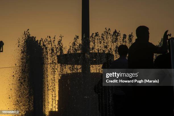 water fountain sunset - wanderweg skyline trail stock-fotos und bilder