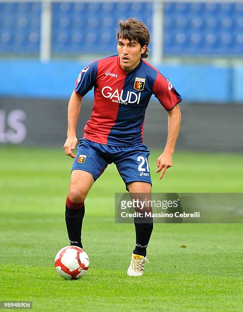 Alberto Zapater of Genoa CFC in action during the Serie A match between Genoa CFC and AC Milan at Stadio Luigi Ferraris on May 9, 2010 in Genoa,...