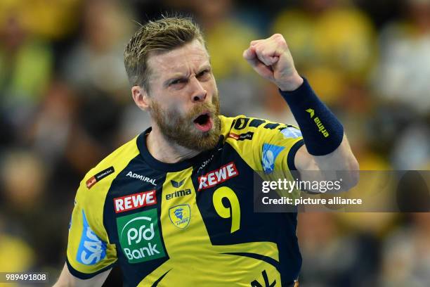 Bundesliga, Rhine-Neckar Lions vs. SG Flensburg-Handewitt, 18th match day in Mannheim, Germany, 21 December 2017. Rhine-Neckar Lions's Gudjon Valur...