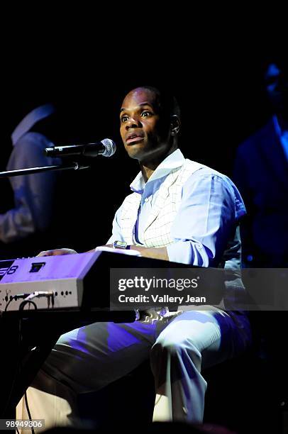 Kirk Franklin performs at The All Star Mother's Day Celebration at James L. Knight Center on May 9, 2010 in Miami, Florida.