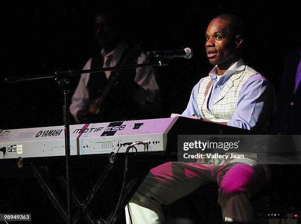 Kirk Franklin performs at The All Star Mother's Day Celebration at James L. Knight Center on May 9, 2010 in Miami, Florida.