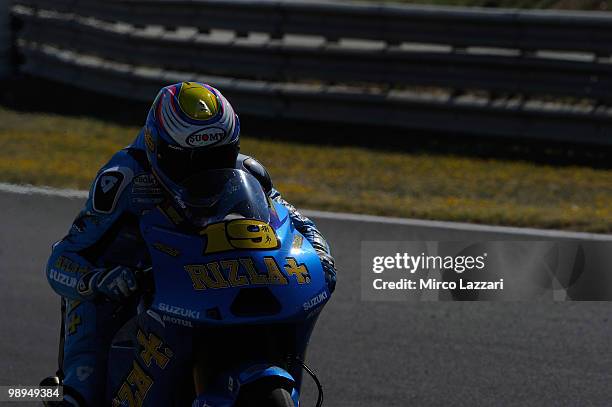 Alvaro Bautista of Spain and Rizla Suzuki MotoGP heads down a straight during the second day of test at Circuito de Jerez on May 1, 2010 in Jerez de...