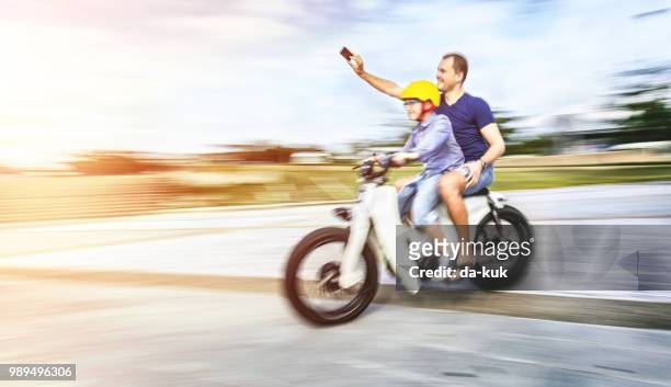 父親和兒子騎自行車和採取自拍 - kuk 個照片及圖片檔