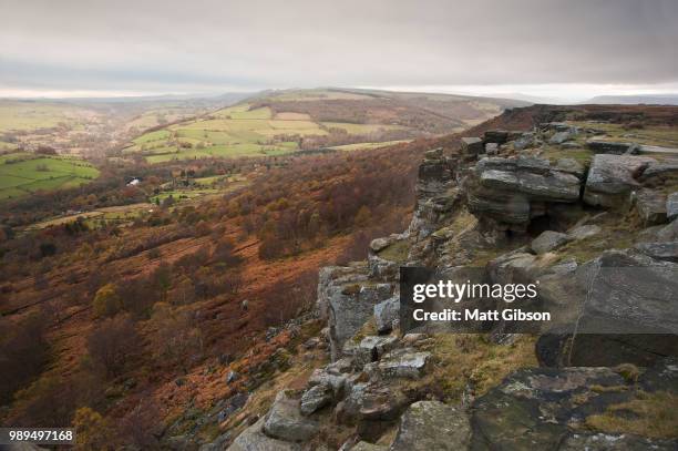 view along curbar towards baslow's edge in background, in peak district - baslow stock-fotos und bilder