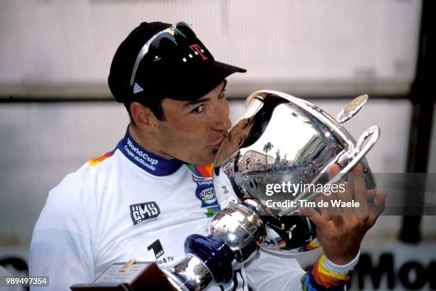 Milan - San Remo 2001 /Zabel Erik, Joie Vreugde, Coupe, Beker, Cup, Trophee, Trophy, Kiss, Baiser, Bise, Kus, Bisou,