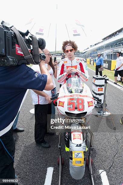 Marco Simoncelli of Italy and San Carlo Honda Gresini prepares on the grid before the MotoGP race at Circuito de Jerez on May 2, 2010 in Jerez de la...