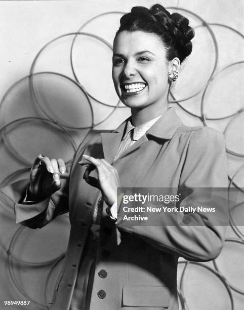 American actress, singer and dancer Lena Horne , circa 1940.