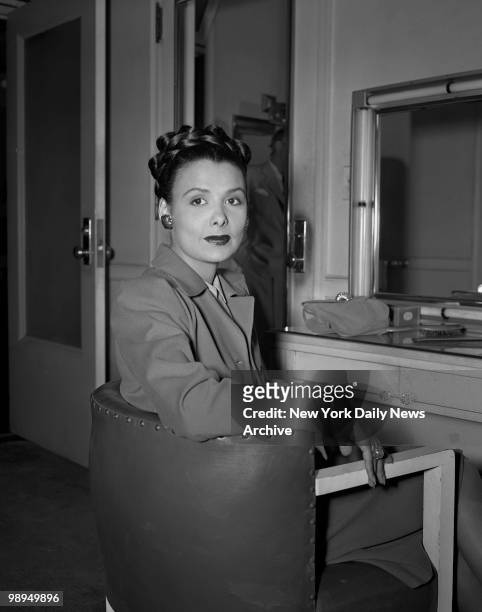 American actress, singer and dancer Lena Horne in the Daily News Color Studio, 21st July 1947.