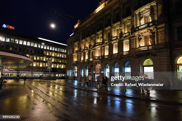 paradeplatz de zúrich por la noche - paradeplatz fotografías e imágenes de stock