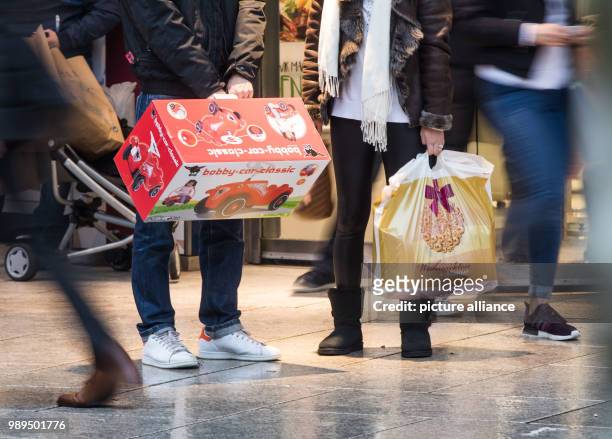 Pedestrians standing with their Christmas shopping in their hands on the bustling shopping mile in Frankfurt am Main, Germany, 22 December 2017....