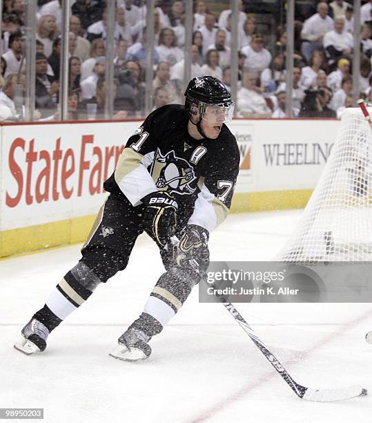 Evgeni Malkin of the Pittsburgh Penguins handles the puck against the Montreal Canadiens in Game Five of the Eastern Conference Semifinals during the...