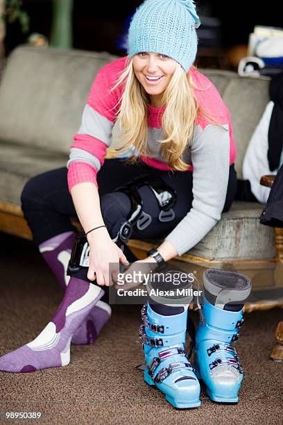 portrait of  woman skier adjusting knee brace. - skidpjäxor bildbanksfoton och bilder