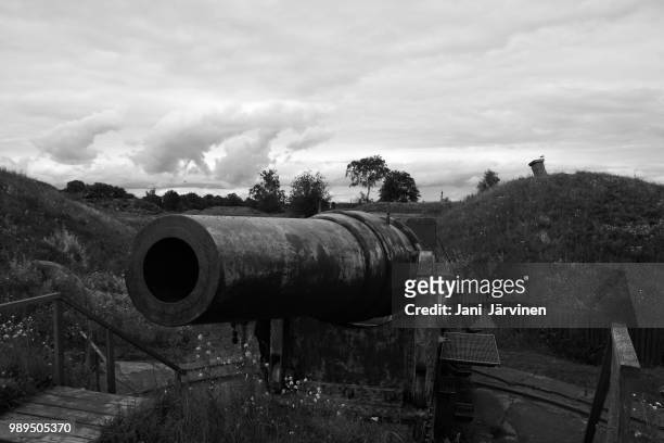 old russian gun at suomenlinna fortress in helsink - suomenlinna stock pictures, royalty-free photos & images
