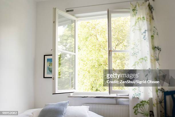 open window in bedroom - raam stockfoto's en -beelden