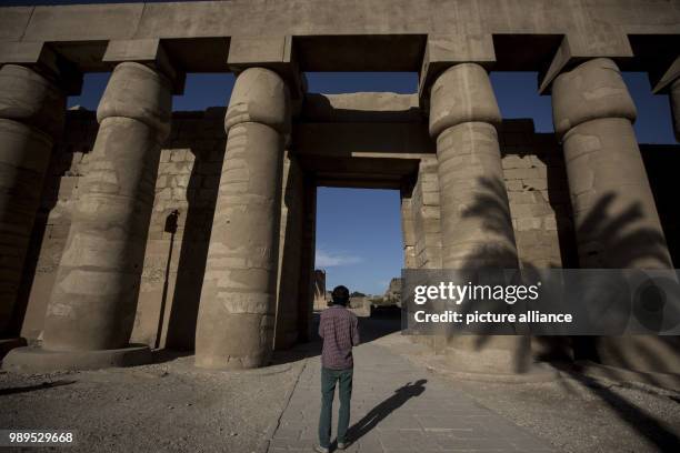 Picture issued on 24 December 2017, shows tourists visiting the Karnak Temple, in Luxor, Upper Egypt, 08 December 2017. Photo: Gehad Hamdy/dpa